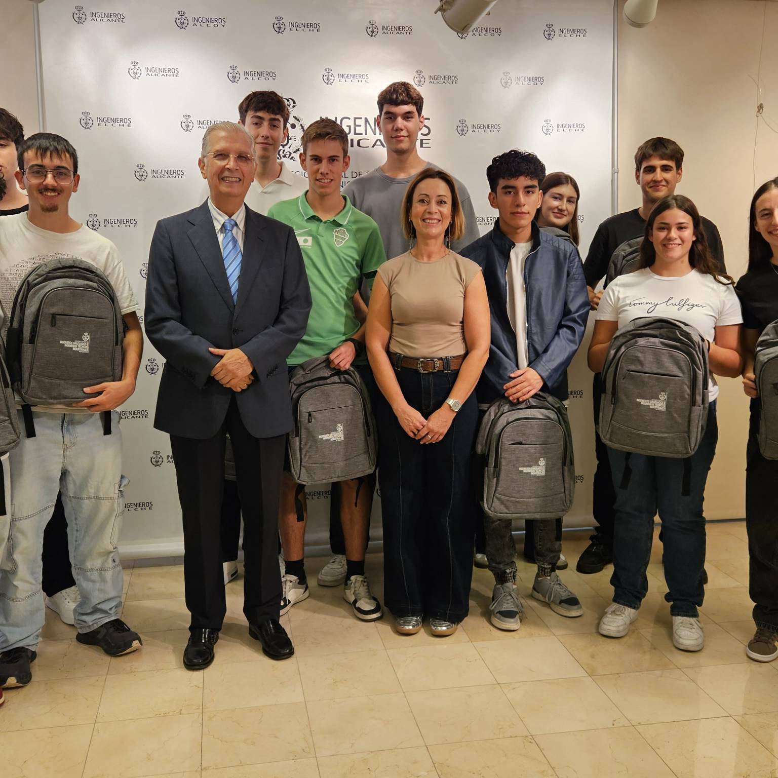 Visita del IES Pedro Ibarra Ruiz de Elche, ganadores del premio nacional Uaitie