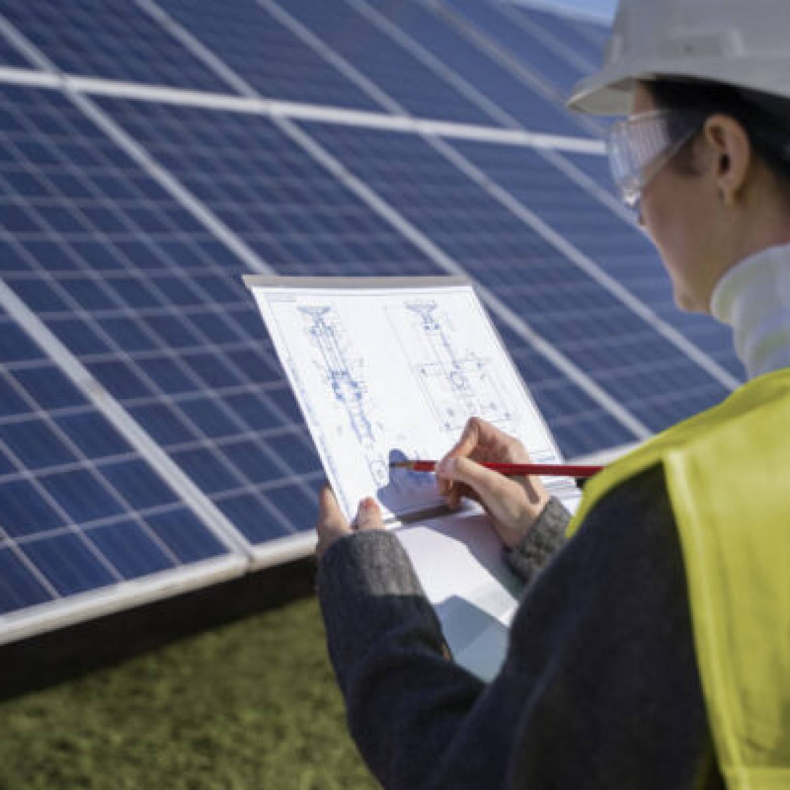 Los Ingenieros Técnicos Industriales aumentan un 27% los proyectos visados en el periodo 2020-2022 y algo más del 8% con respecto a los valores prepandemia, con especial pujanza del sector de las energías renovables
