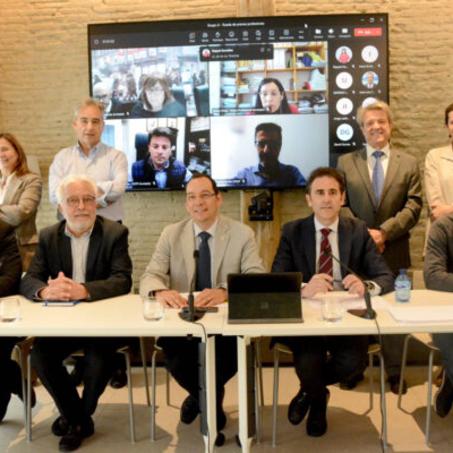 Colegios profesionales y sindicatos se unen para acabar con la injusticia laboral y profesional que afecta a más de dos millones de trabajadores en España